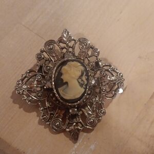 Vintage Cameo Brooch in Gold and Black